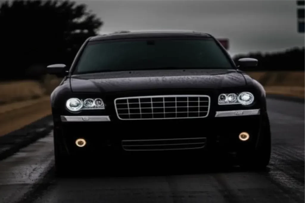 Chrysler 300C 5.7L en la carretera con luces led Chrysler 300C 5.7L en la carretera con luces led