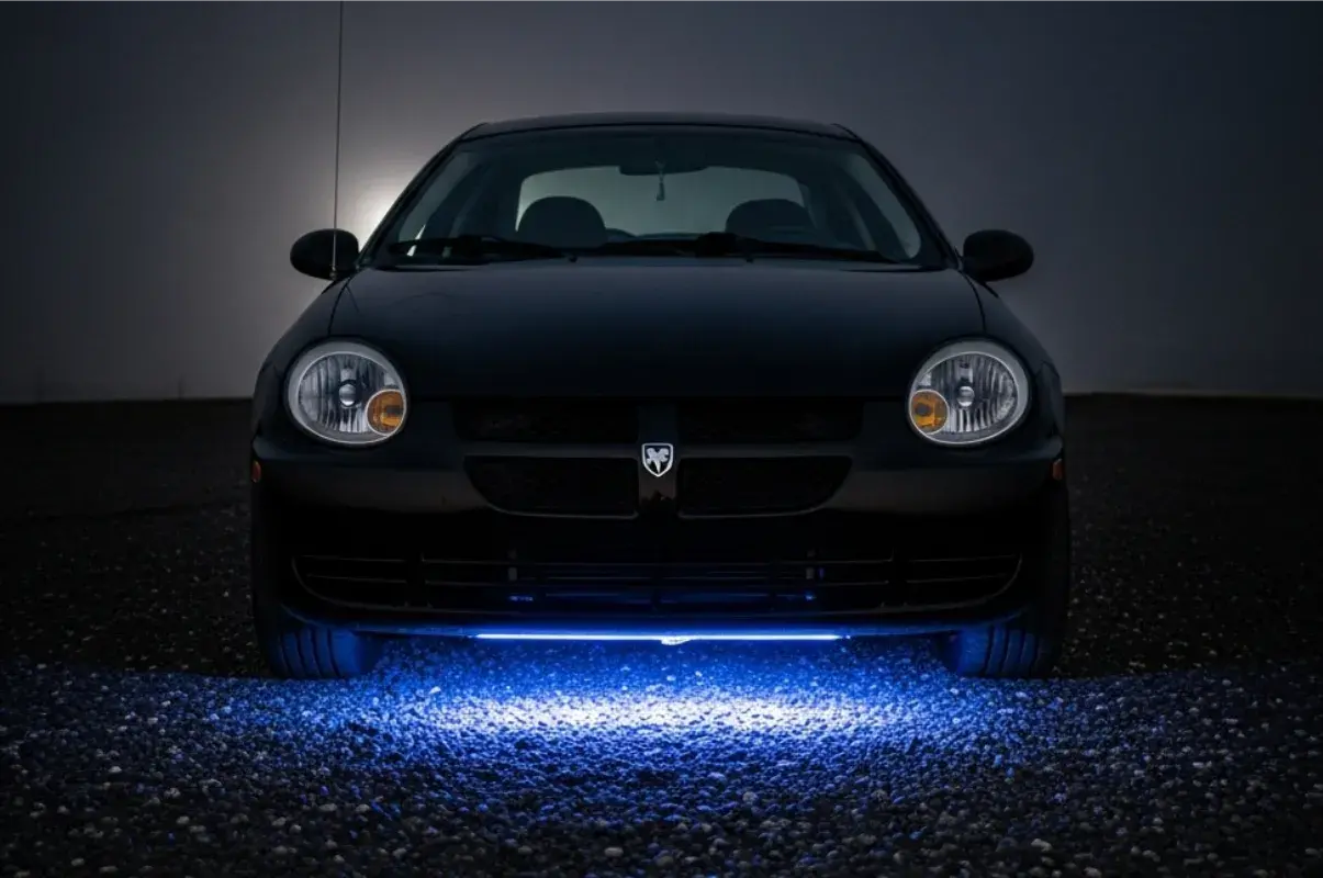 Neon 2.0L Neon 2.0L negro estacionado con luz neón estilo tuning